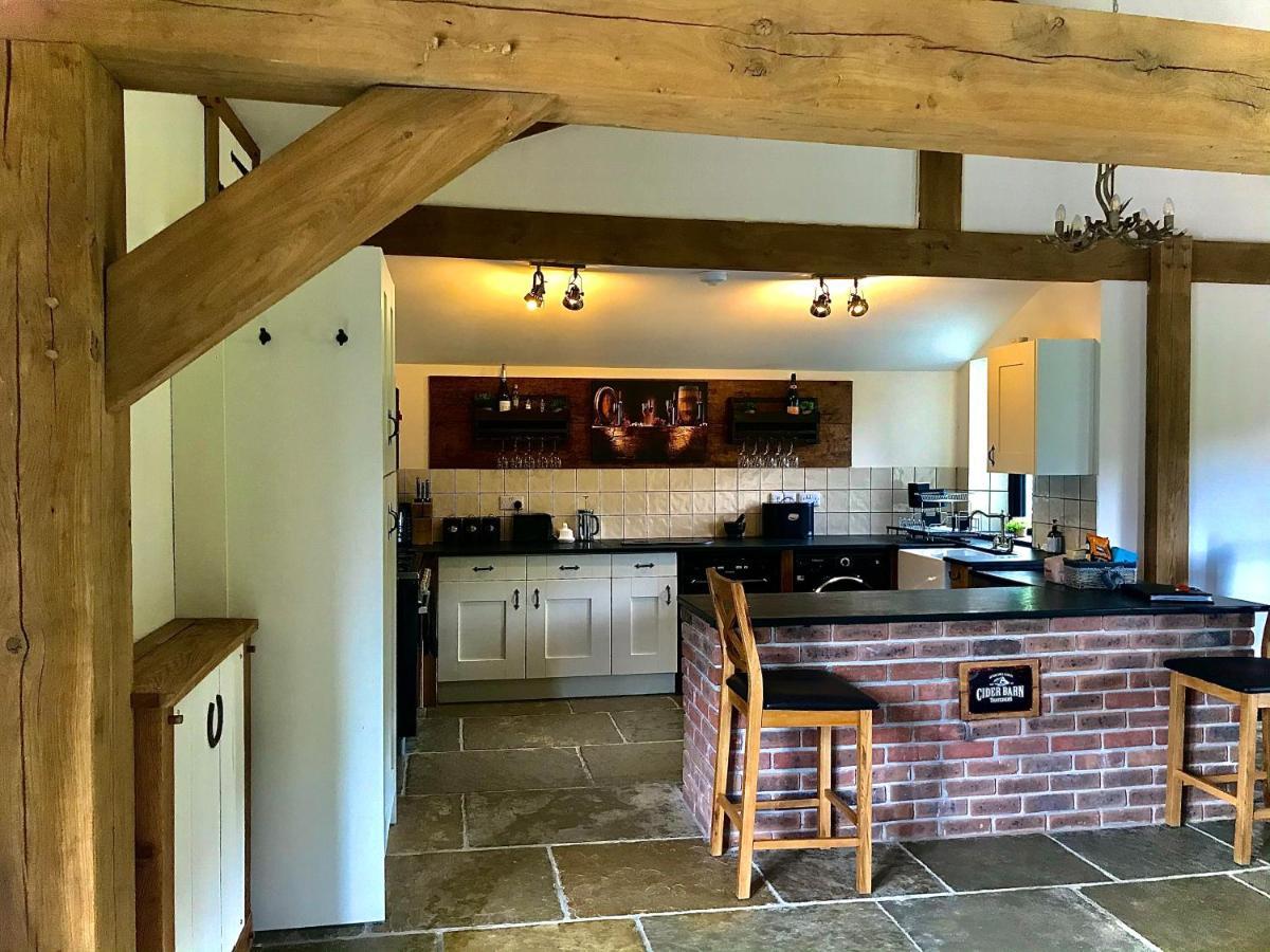 Trelaske Mill Cider Barn-With Hot Tub, Fire Pit Bbq Lewannick Exterior foto